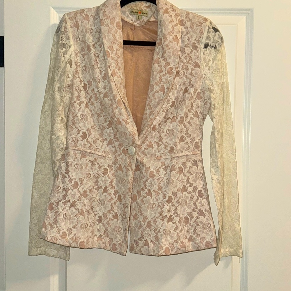 Gorgeous nude with white lace Altar’d State blazer